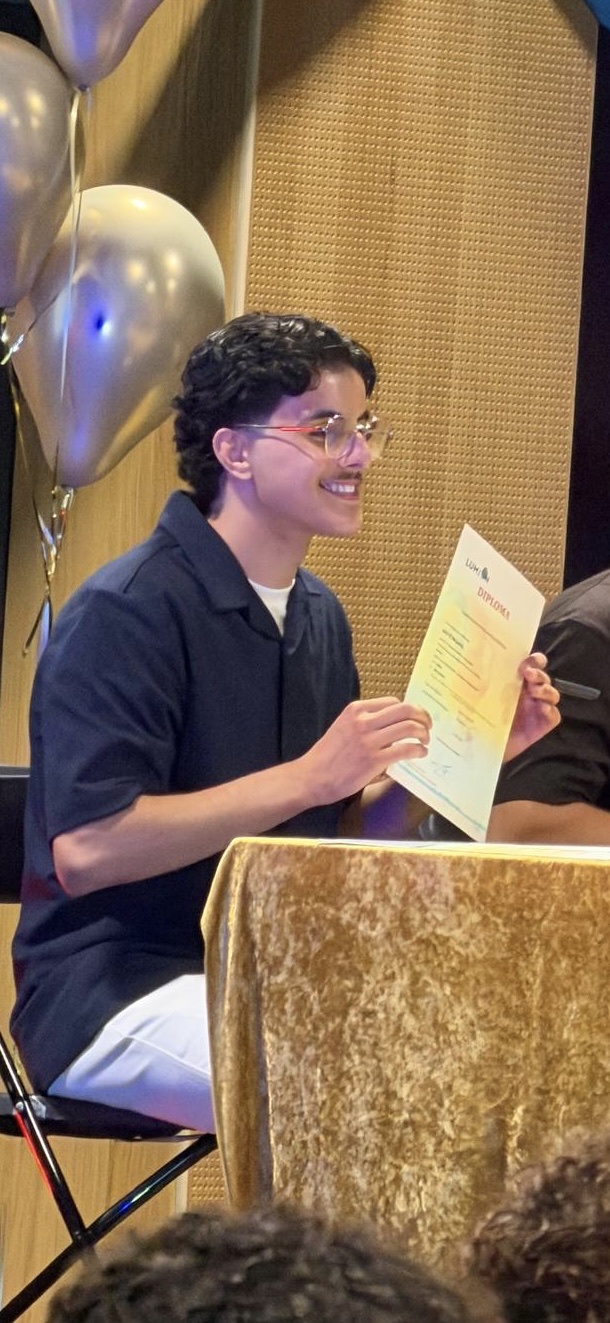 Amir met zijn diploma tijdens zijn vwo-uitreiking in 2026